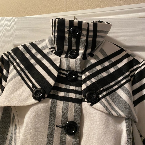 Black and White 6 button jacket/coat with side pockets - Picture 5 of 8